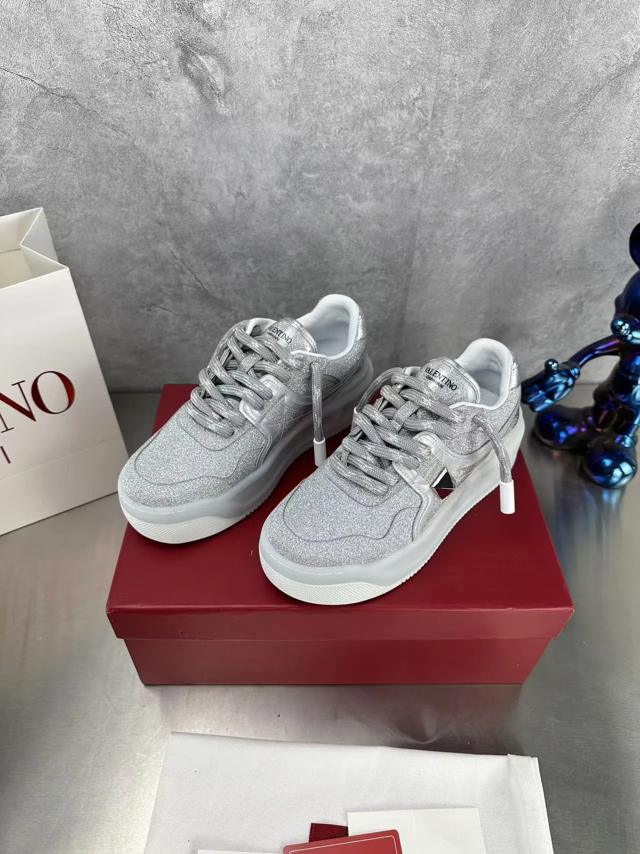 👟👟Ex-factory price 640👟👟 🔺Valentino🔺Valentino new casual shoes 2023 latest model hot style for catwalk couples, thick shoelaces, the same style as Elsa Hosk, Zhang Yixing, Guan Xiaotong and many other stars 🔥 Top version + lasting process, full oil edge on the upper. Fabric: Customized cowhide + cowhide lining with breathable mesh. Outsole: original molded TPU thickened outsole. Size for women is 35-40. Men’s size is 39-45.